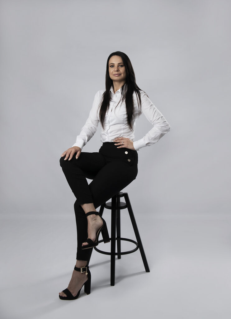 Kobieca sesja wizerunkowa - kobieta na krześle