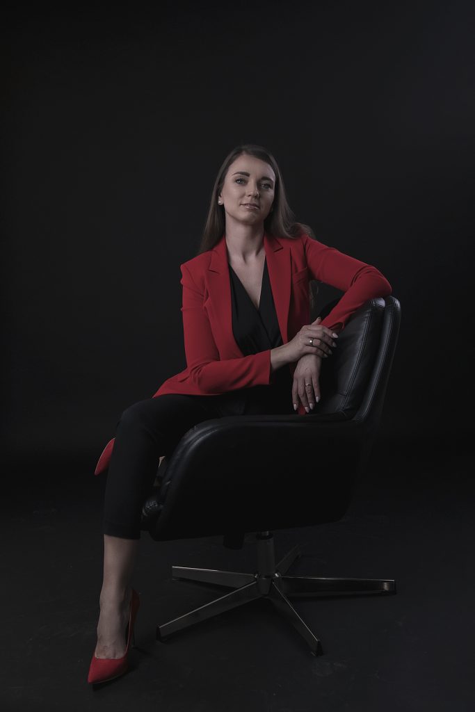 sesja wizerunkowa kobieta siedzi na fotelu