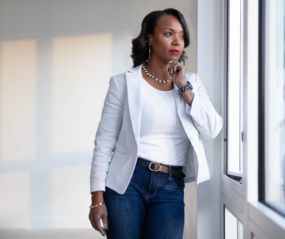 Naturalne światło dodaje miękkości i autentyczności – idealne do kobiecej fotografii wizerunkowej