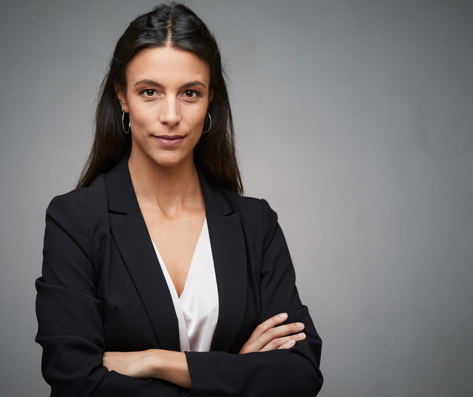 Sesja w studio daje większą kontrolę nad światłem i klimatem zdjęcia – świetna opcja dla bardziej formalnych kadrów.